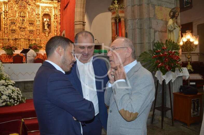 El sacerdote José María Cabrera y el político Héctor Suárez, conversando anoche en presencia del edil Juan Martel (Foto TA)